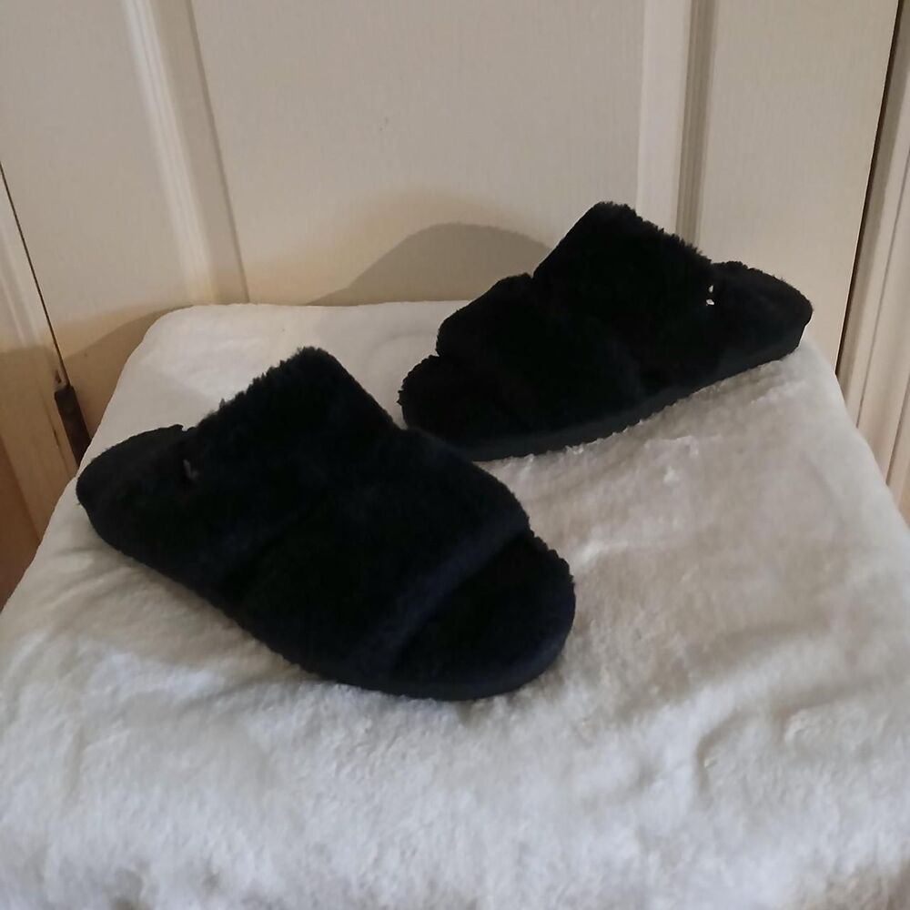 Black Koolaburra by UGG faux fur slipper slides size 9.